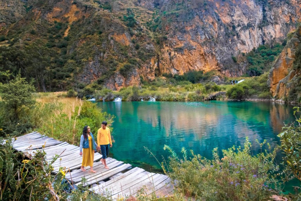 Pareja en Huancaya Foto de Gilmer Diaz Estela: https://www.pexels.com/es-es/foto/hombre-pareja-mujer-amarillo-9338237/